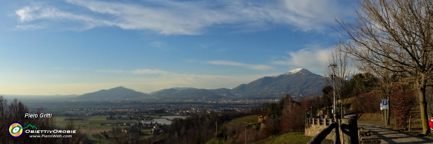 48 Dal  sentiero nel bosco ora su strada cementata con vista panoramica .jpg